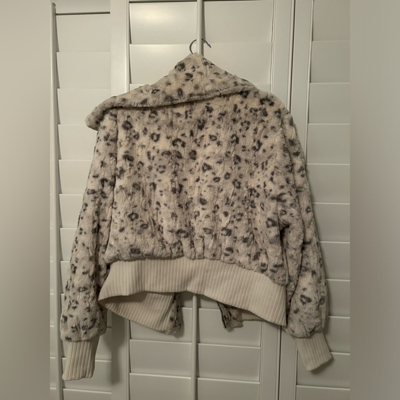 White and gray faux fur leopard print jacket - Picture 4 of 4